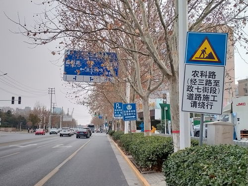 跟著路牌走，竟然是錯(cuò)的霓虹燈